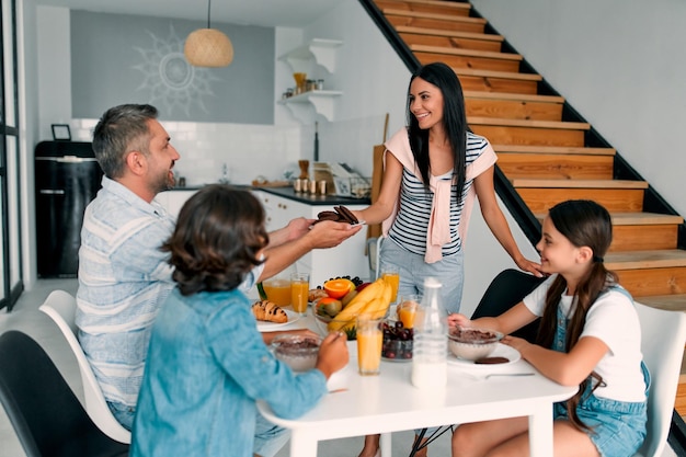 famille à la maison