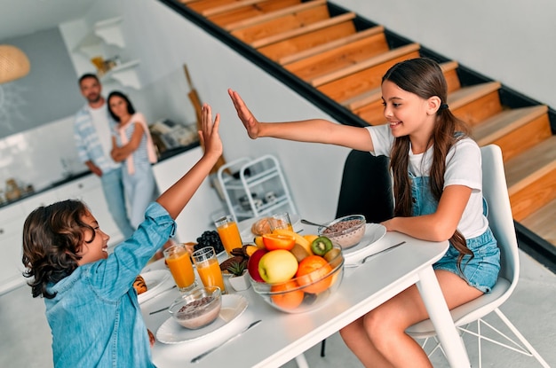 famille à la maison