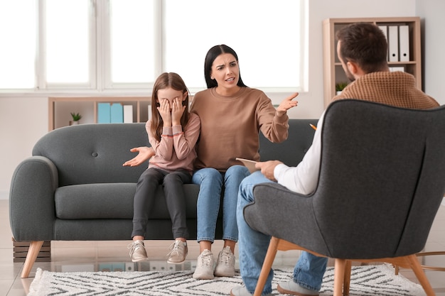 Famille malheureuse en visite psychologue au bureau