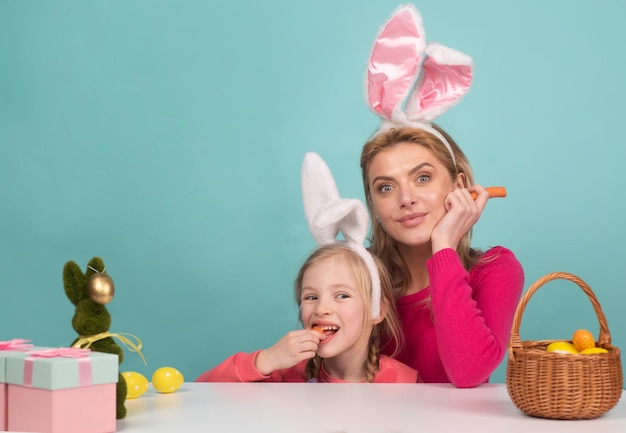 Famille maman de pâques avec sa fille se préparent pour pâques mère et enfant portant des oreilles de lapin de pâques