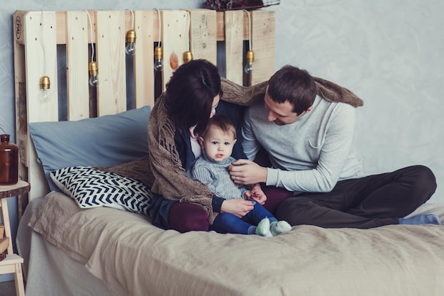 Famille maman père et enfant