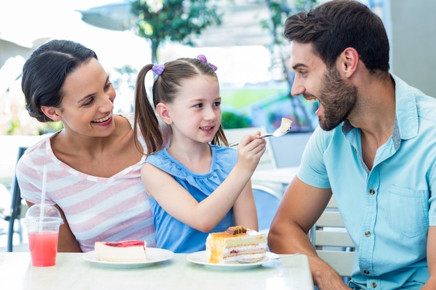 Une famille mangeant au restaurant