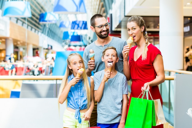 Famille, manger, glace, dans, centre commercial, à, sacs