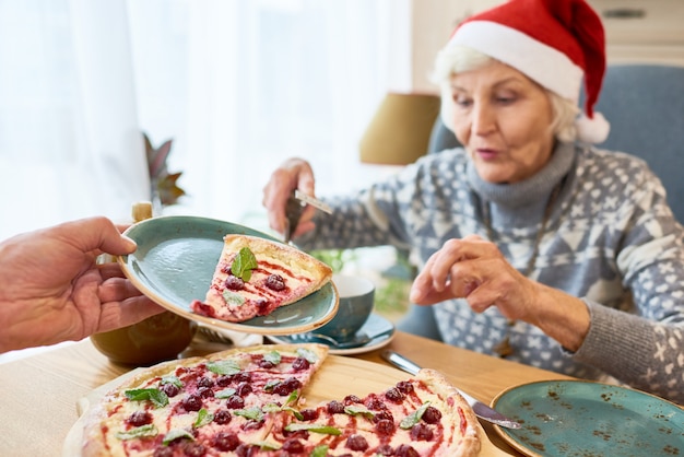 Famille manger une tarte à Noël