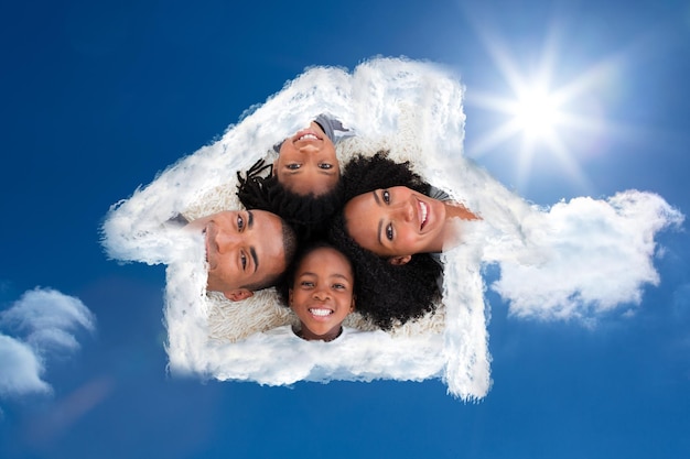 Famille sur marbre avec têtes ensemble contre un ciel bleu avec des nuages