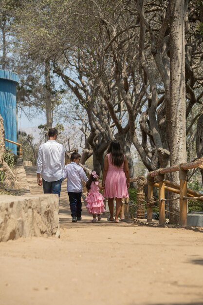 une famille marchant sur un chemin avec un homme et une femme se tenant par la main