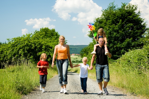 famille marchant dans cette voie