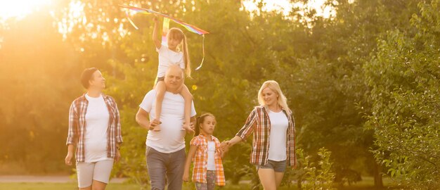 Famille marchant ensemble de nature de chien chien Concept