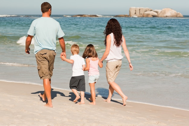 Famille marchant sur la plage