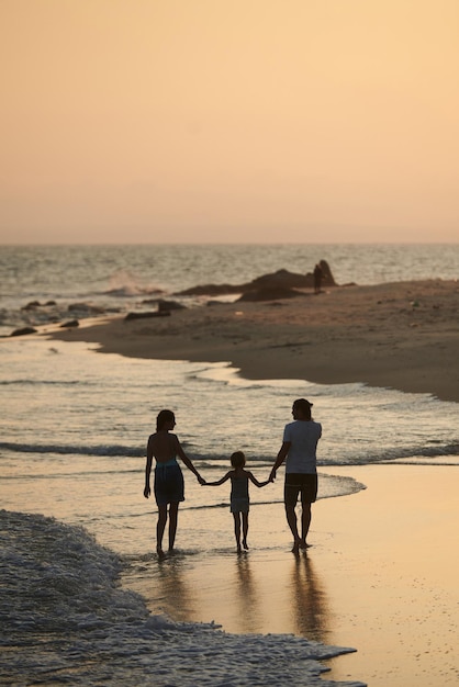 Famille marchant sur la plage