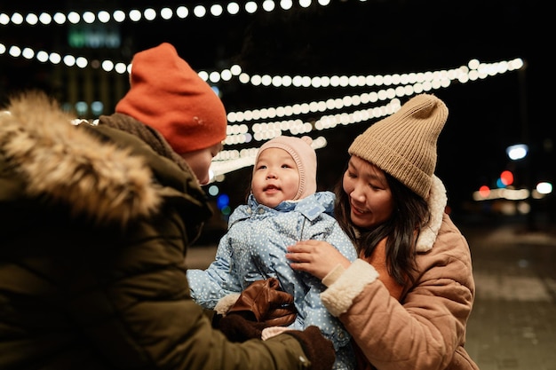 Famille marchant le soir d'hiver