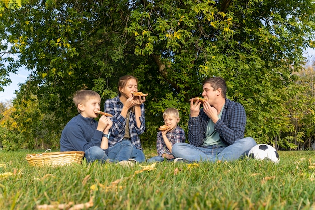 Une famille avec des masques de protection dans le parc