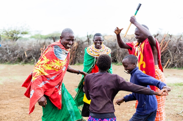 Famille Massai fête et danse