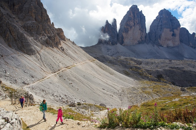 Famille - mère et deux filles filles sœurs randonneurs dans les montagnes Dolomites, Italie. Tre Cime di Lavaredo