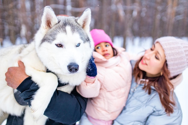 Famille Métisse En Trio Passant Les Vacances Du Nouvel An Dans Un Parc Avec Leur Chien Husky