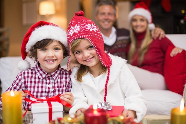 Famille mignonne célébrant Noël ensemble