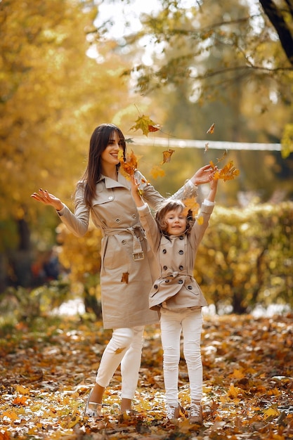 Famille mignonne et élégante dans un parc d'automne