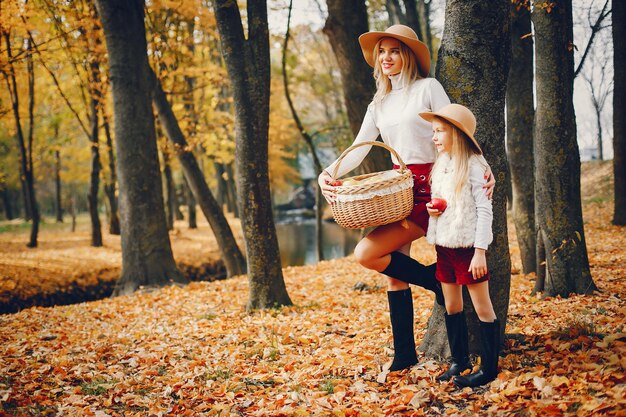 Une famille mignonne et élégante dans un parc d'automne