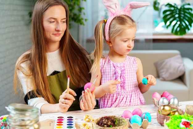 Famille mignonne, mère et fille se préparant pour la célébration de Pâques