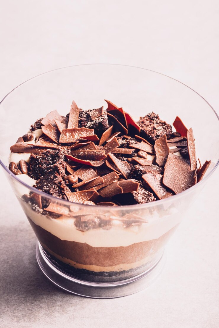 Photo la famille des milliardaires irrésistibles dessert fait de chocolat et de mousse de caramel