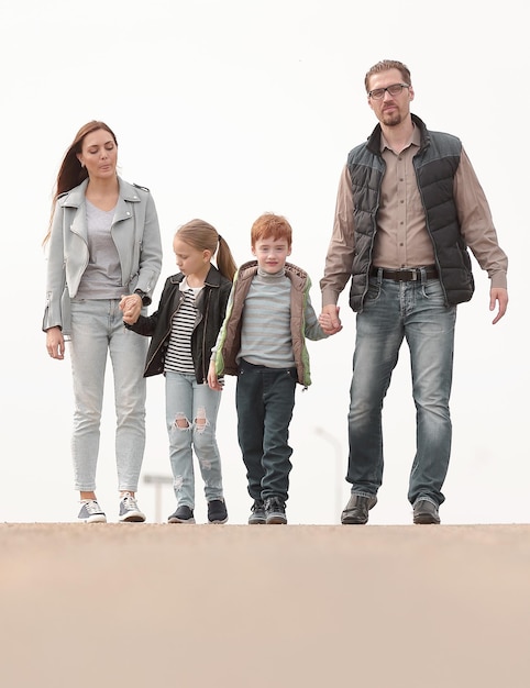 Famille moderne avec deux enfants marchant ensemble