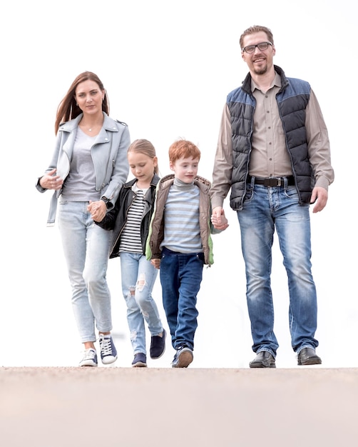 Famille moderne avec deux enfants marchant ensemble