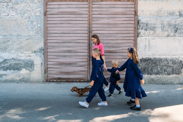 Famille monoparentale Famille monoparentale Mère célibataire élevant des enfants seule grande famille heureuse