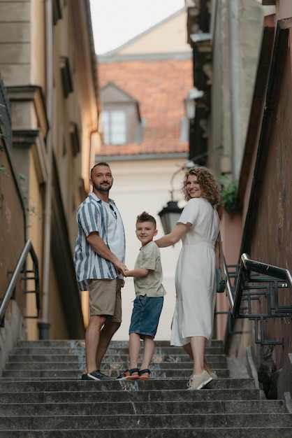 La famille monte des escaliers dans une vieille ville européenne