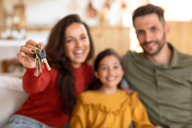 La famille montre les clés de la nouvelle maison. Focus sélectif.