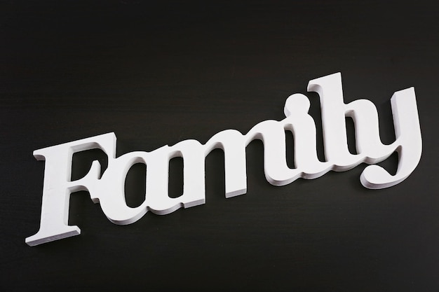 Famille de mots sur fond de bois sombre