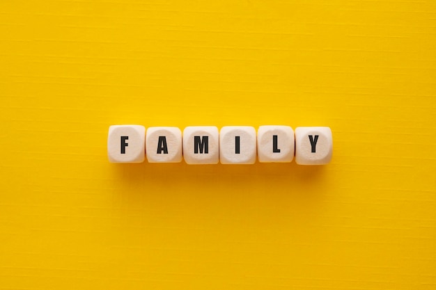 Famille de mots sur fond jaune de cubes en bois