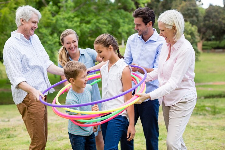 Famille multi-générations jouant avec hula hoop
