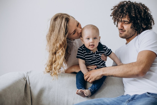 Famille multiculturelle avec leur petit fils s'amusant ensemble