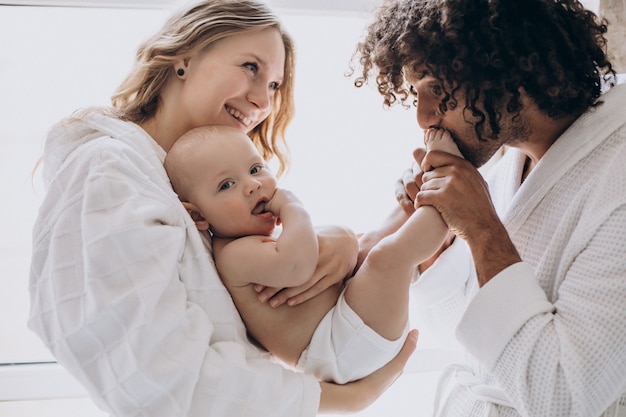 Famille multiculturelle avec leur petit fils s'amusant ensemble