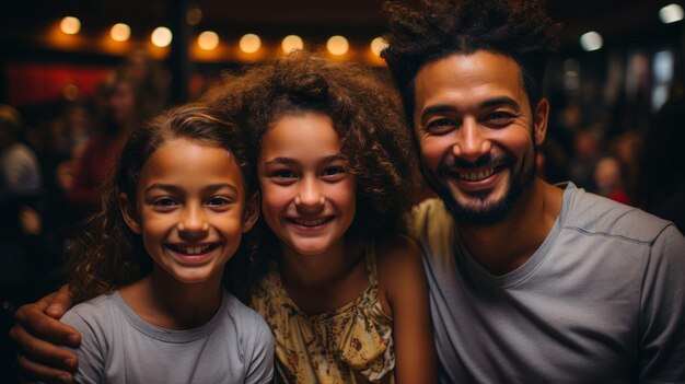 Une famille multiraciale joyeuse regarde un film au cinéma. Un père et ses deux filles passent le week-end ensemble. Un père heureux et souriant et ses enfants apprécient la communication et le temps libre partagé.