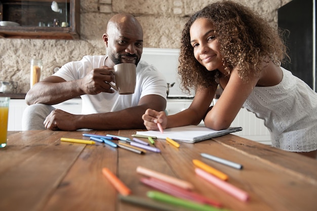 Famille multiraciale partageant leur temps dans la cuisine de la maison