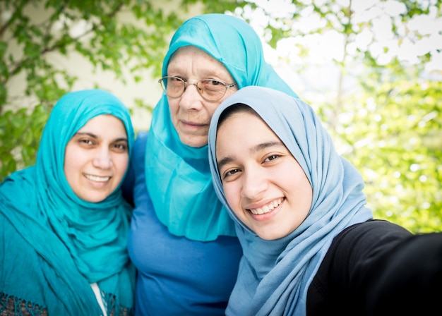 Famille musulmane de 3 générations - femmes uniquement