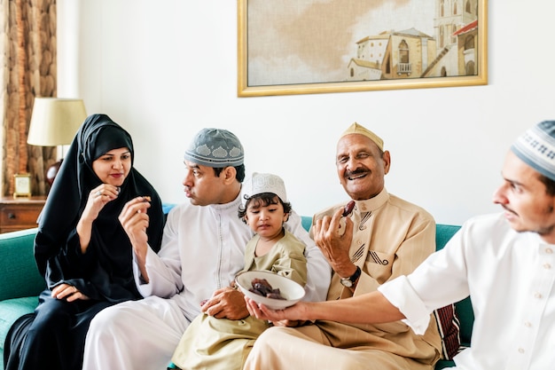 Famille musulmane ayant des dattes séchées comme collation