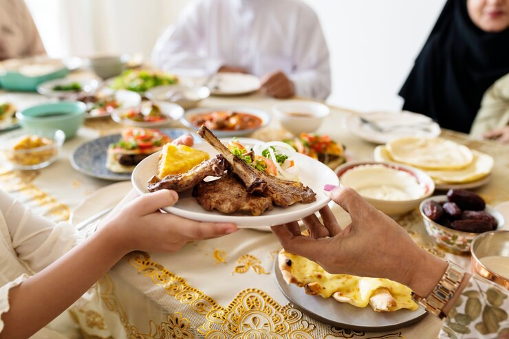 Photo famille musulmane ayant un festin de ramadan