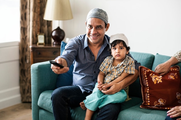 Famille musulmane devant la télé à la maison