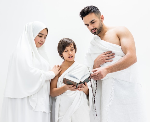 Famille musulmane posant comme prêt pour le Hajj visitant la Kaaba à La Mecque