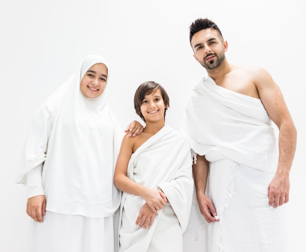 Famille musulmane posant comme prêt pour le Hajj visitant la Kaaba à La Mecque