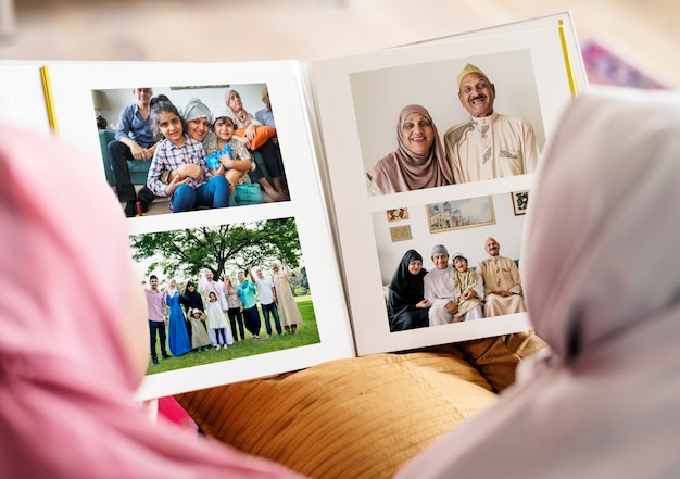 Famille musulmane à la recherche dans un album photo