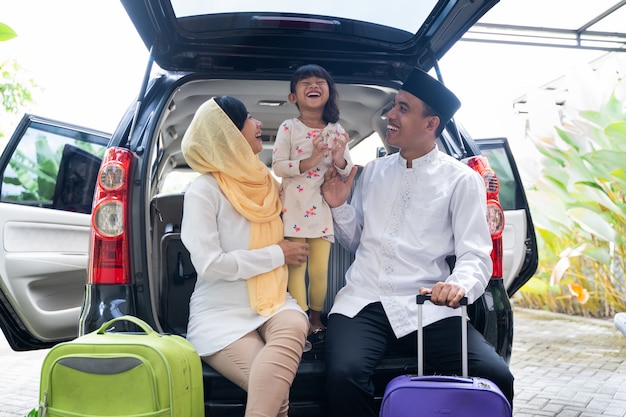 Famille musulmane avec valise avant de voyager