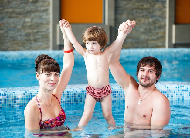 Famille nageant dans la piscine.