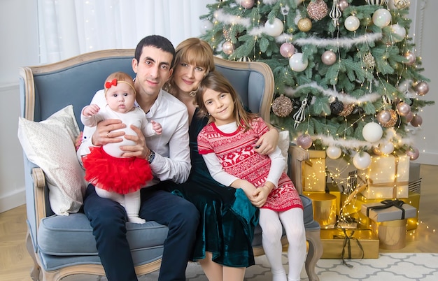 Famille de Noël sur un beau fond. Mise au point sélective. vacance.