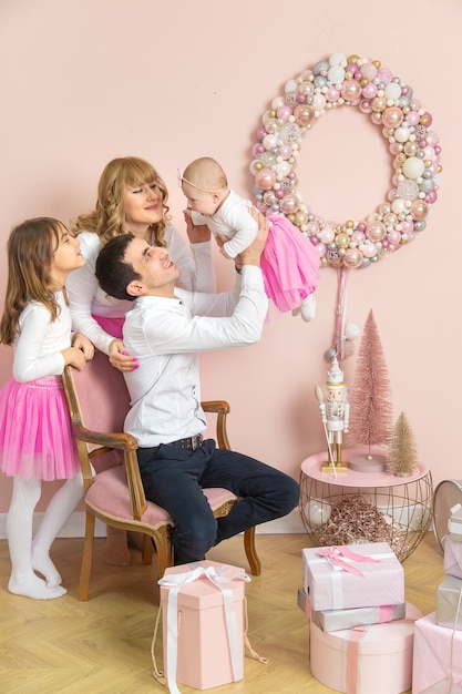 Famille de Noël sur un beau fond. Mise au point sélective. vacance.