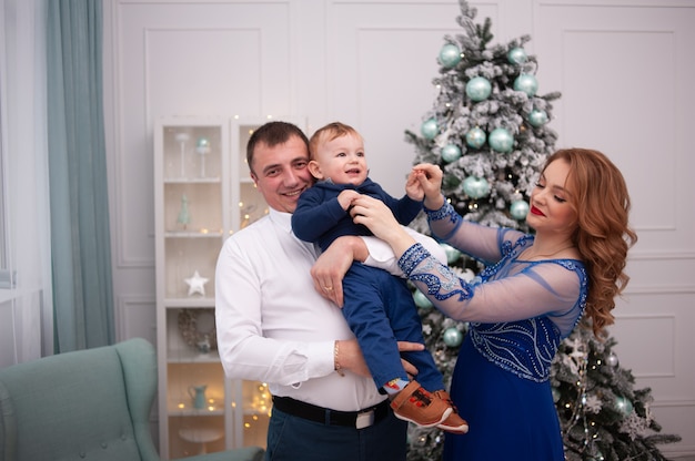 Famille de Noël à la maison