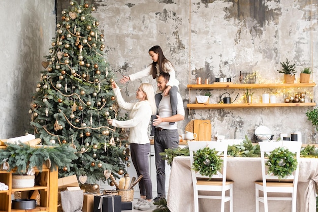 Famille, Noël, Noël, Hiver, Bonheur Et Concept De Personnes - Famille Souriante Se Prépare à Célébrer Noël.