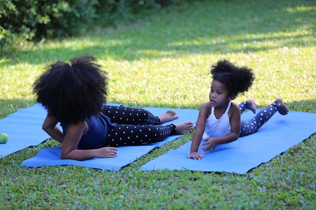 Famille noire multi-génération dans le jardin